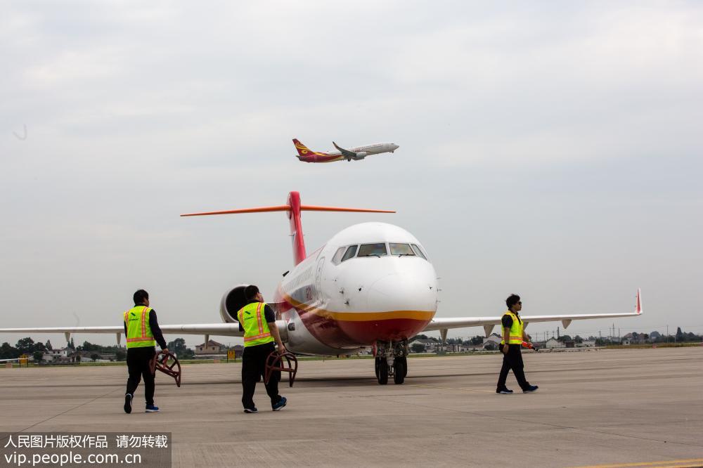 中國首架擁有自主知識產權民用支線飛機“翔鳳”抵達揚州【6】