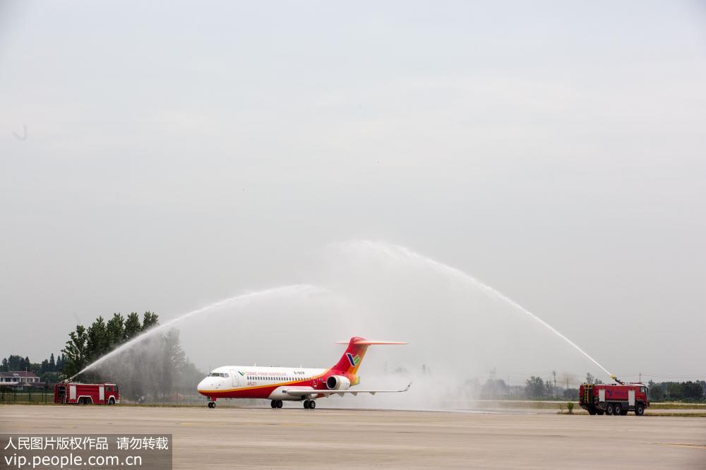 中國首架擁有自主知識產權民用支線飛機“翔鳳”抵達揚州【7】