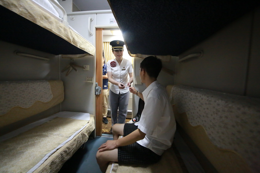 图片故事:七一建党节前夕 探访党员列车长的夜