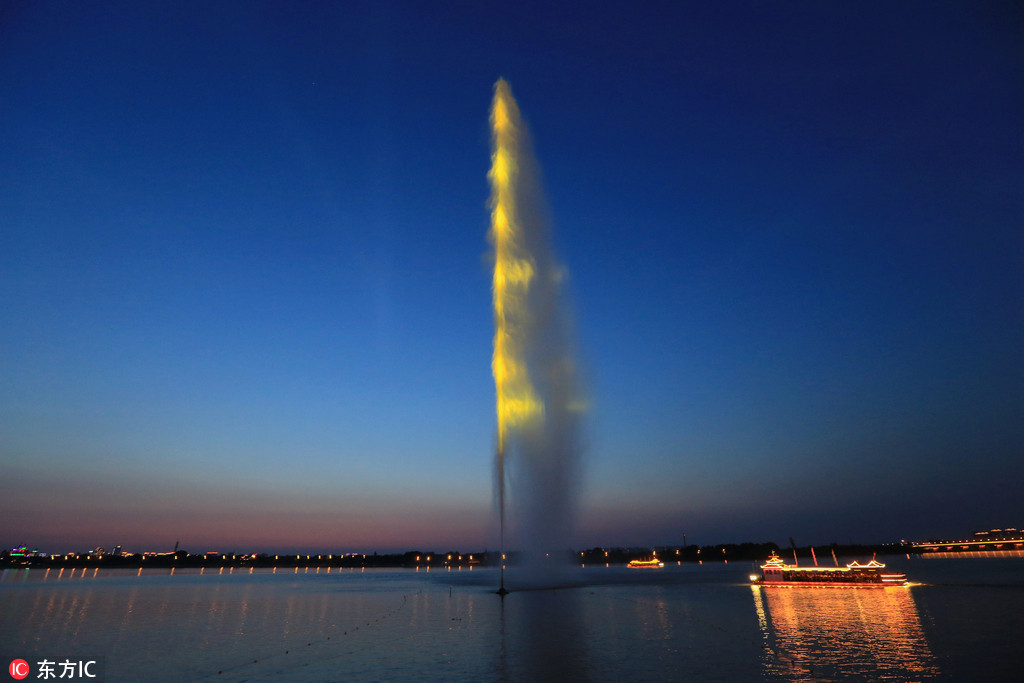 哈爾濱160米高江上移動噴泉正式噴放 七彩光柱耀眼奪目
