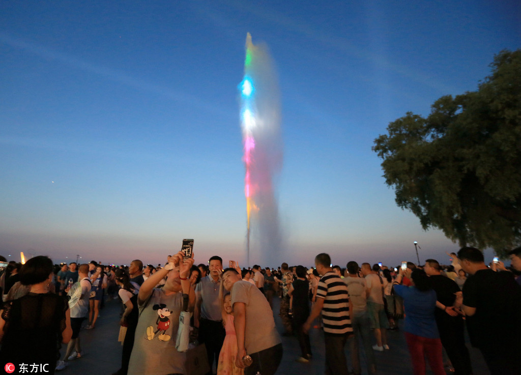 哈爾濱160米高江上移動噴泉正式噴放 七彩光柱耀眼奪目【3】