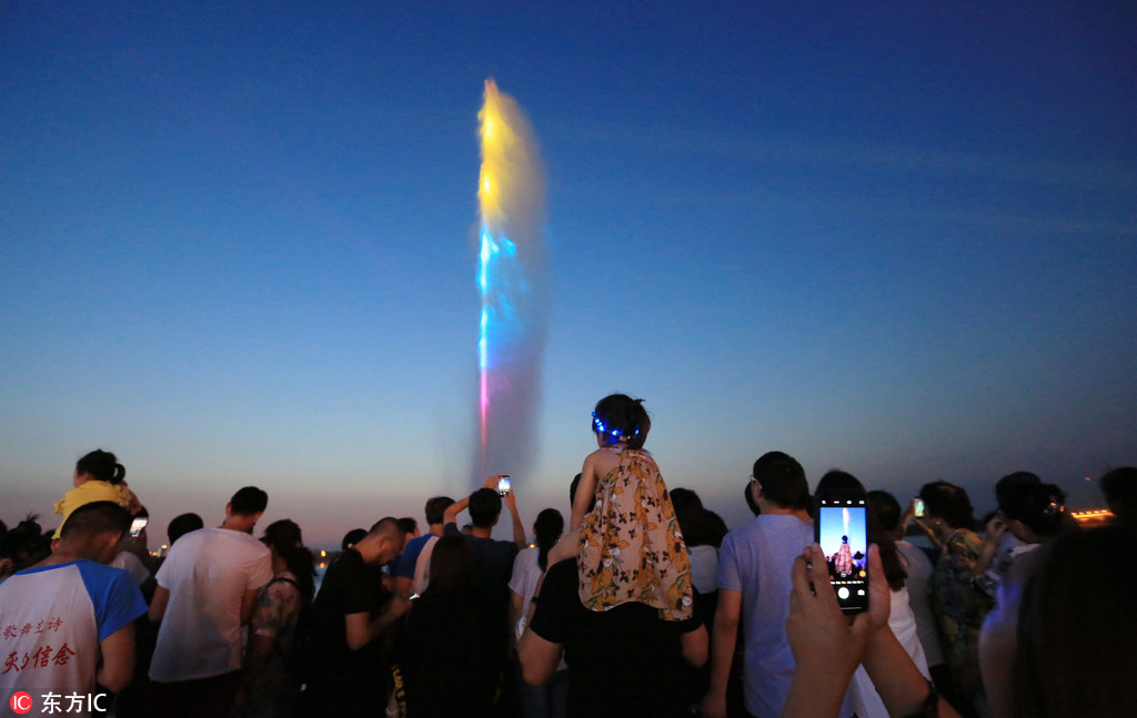 哈爾濱160米高江上移動噴泉正式噴放 七彩光柱耀眼奪目【2】
