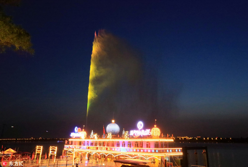 哈爾濱160米高江上移動噴泉正式噴放 七彩光柱耀眼奪目【4】