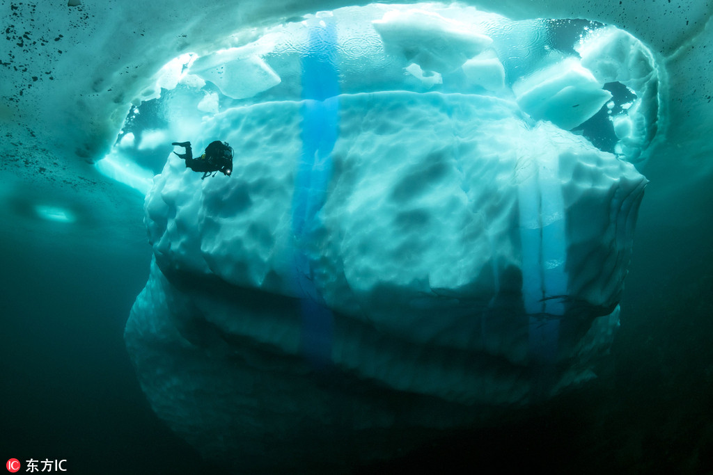 攝影師冒嚴寒挑戰冰下潛水 繞海下冰山環游畫面震撼【3】
