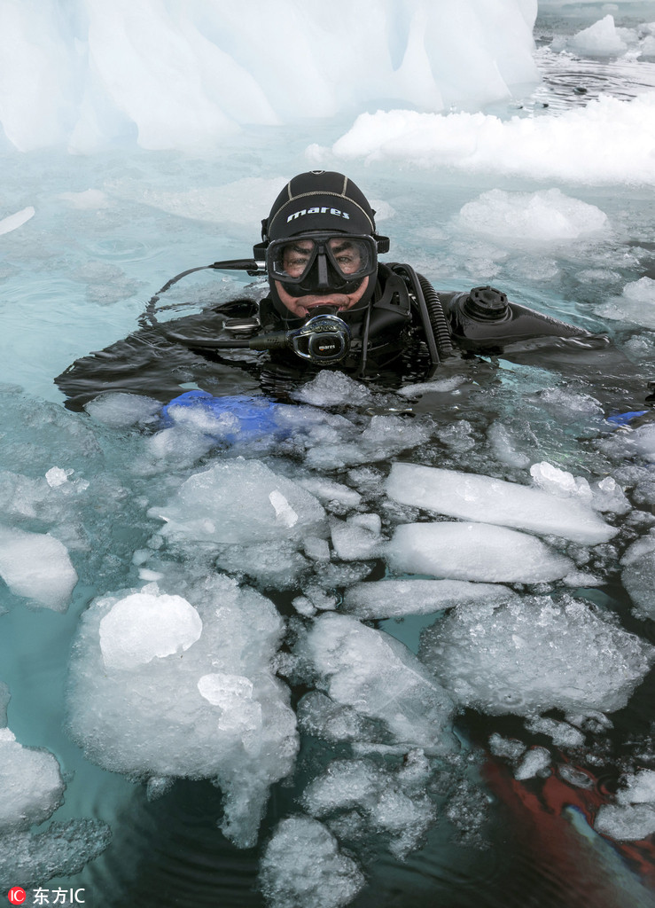 攝影師冒嚴寒挑戰冰下潛水 繞海下冰山環游畫面震撼【5】