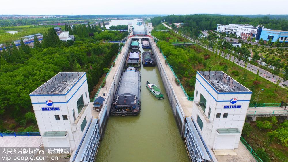 7月2日，小噸位船隻正在通過京杭運河山東台兒庄船閘。