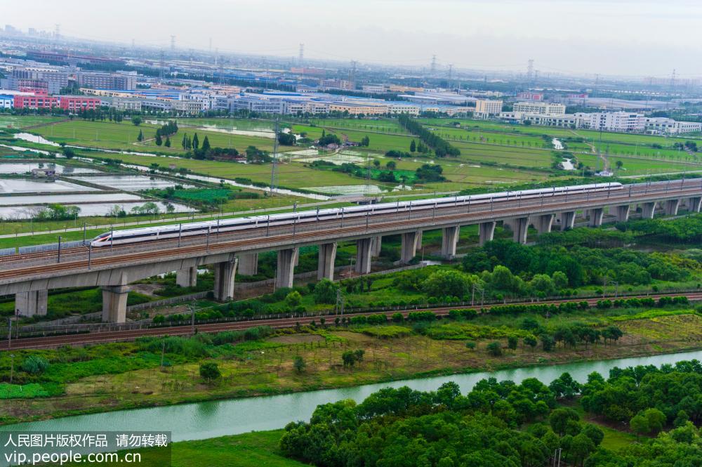 7月2日，無人機航拍疾駛在京滬高鐵江蘇蘇州段的加長版“復興號”列車。