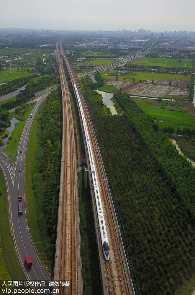 7月2日，無人機航拍疾駛在京滬高鐵江蘇蘇州段的加長版“復興號”列車。