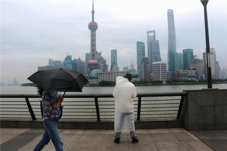 4.細雨紛飛的清晨，一位老人在專心的看著書，細亳沒有被風雨所打擾。