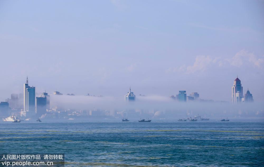 青岛：海上拍摄平流雾缠绕沿海一线 美轮美奂堪比仙境【2】
