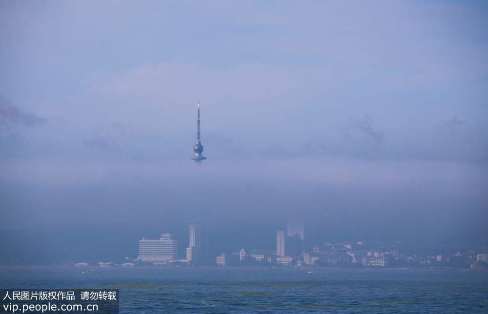 青岛：海上拍摄平流雾缠绕沿海一线 美轮美奂堪比仙境【3】