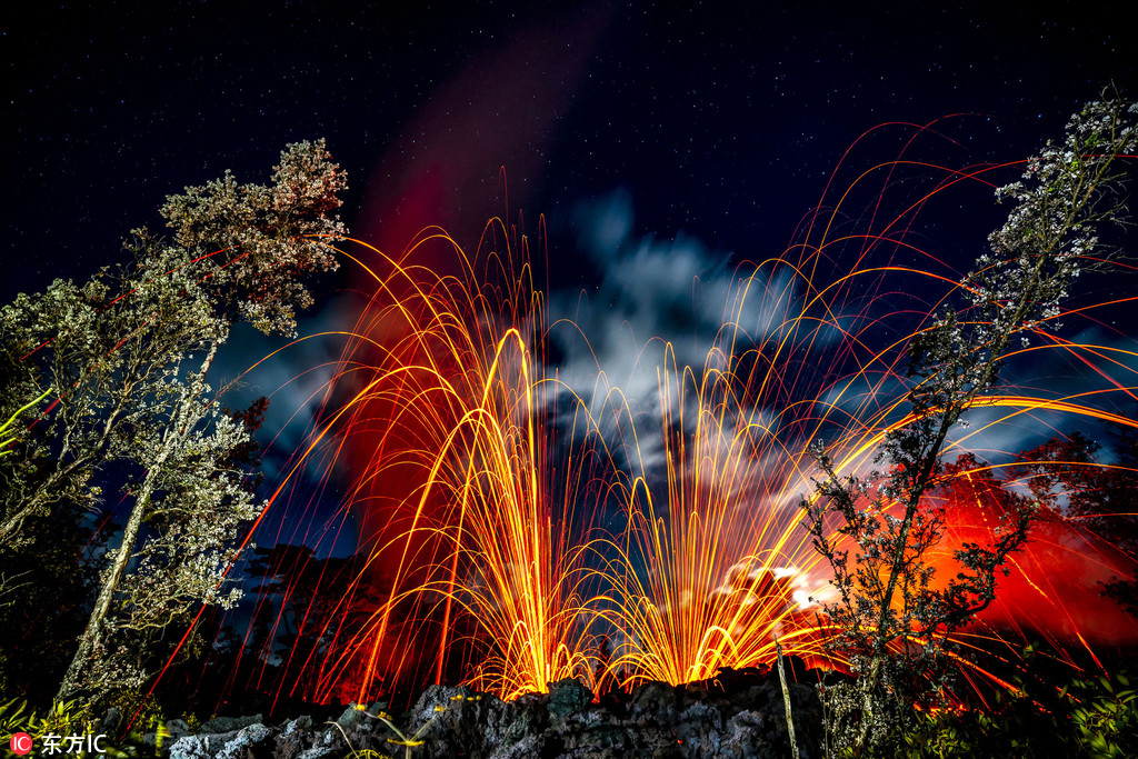 摄影师冒死记录夏威夷火山喷发震撼瞬间
