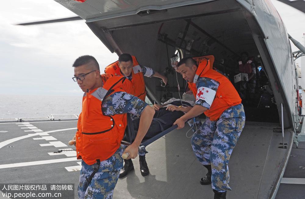 7月4日，中國海軍和平方舟醫院船醫務人員從救護直升機上轉運落水人員。