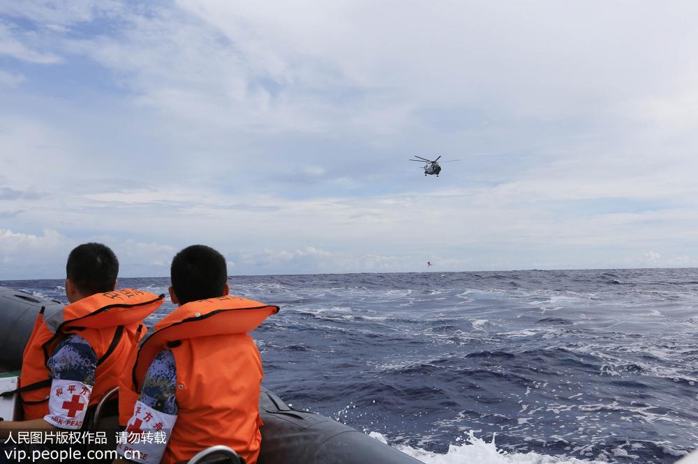7月4日，中國海軍和平方舟醫院船救護直升機通過索降救生員成功救起落水人員。