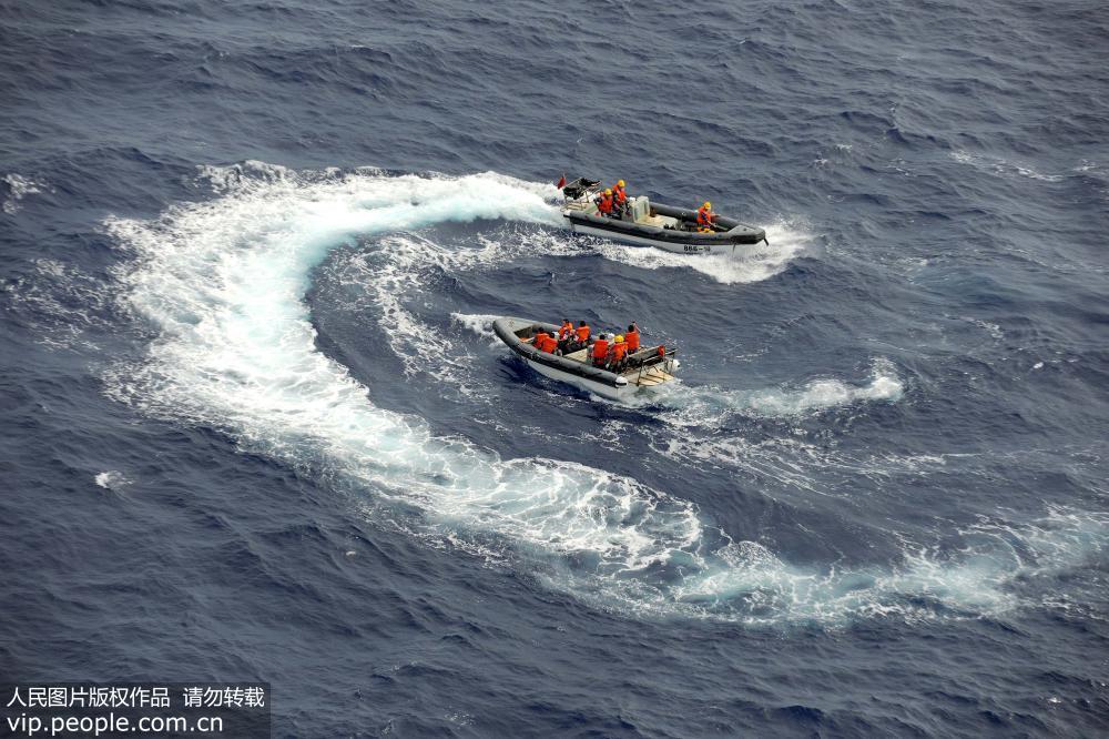 7月4日，中國海軍和平方舟醫院船2艘小艇在海面搜救落水人員。