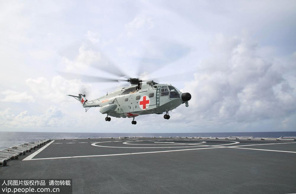 7月4日，中國海軍和平方舟醫院船救護直升機起飛搜救落水人員。