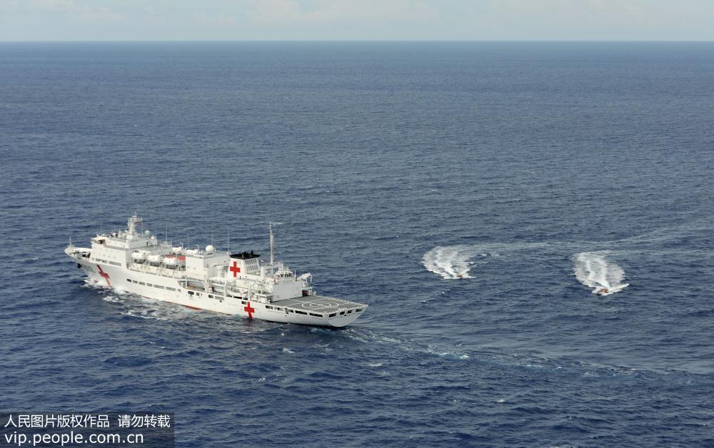 7月4日，中國海軍和平方舟醫院船高速小艇在快速轉運傷員。