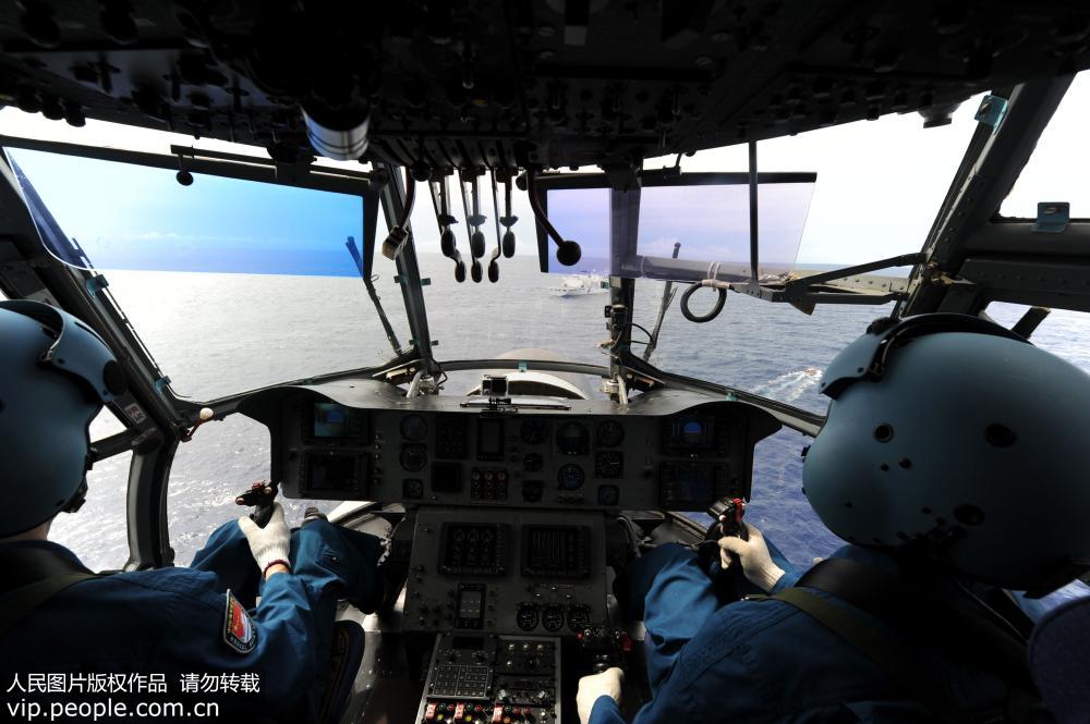 7月4日，中國海軍和平方舟醫院船通過救護直升機轉運傷員。