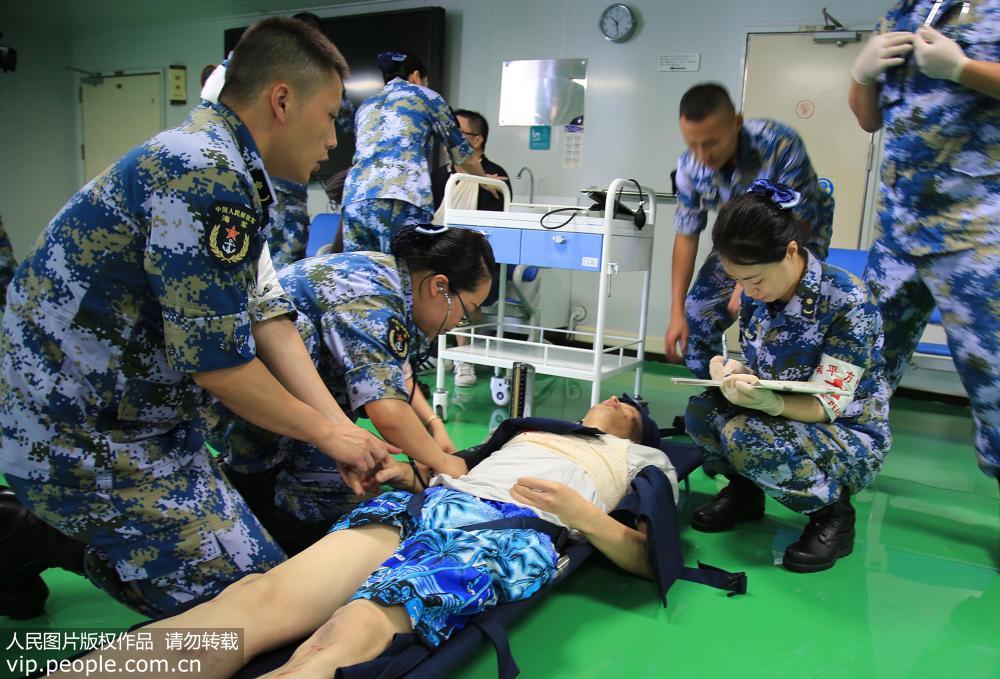 7月4日，中國海軍和平方舟醫院船醫護人員在主平台檢傷分類區對傷員進行檢查分類。