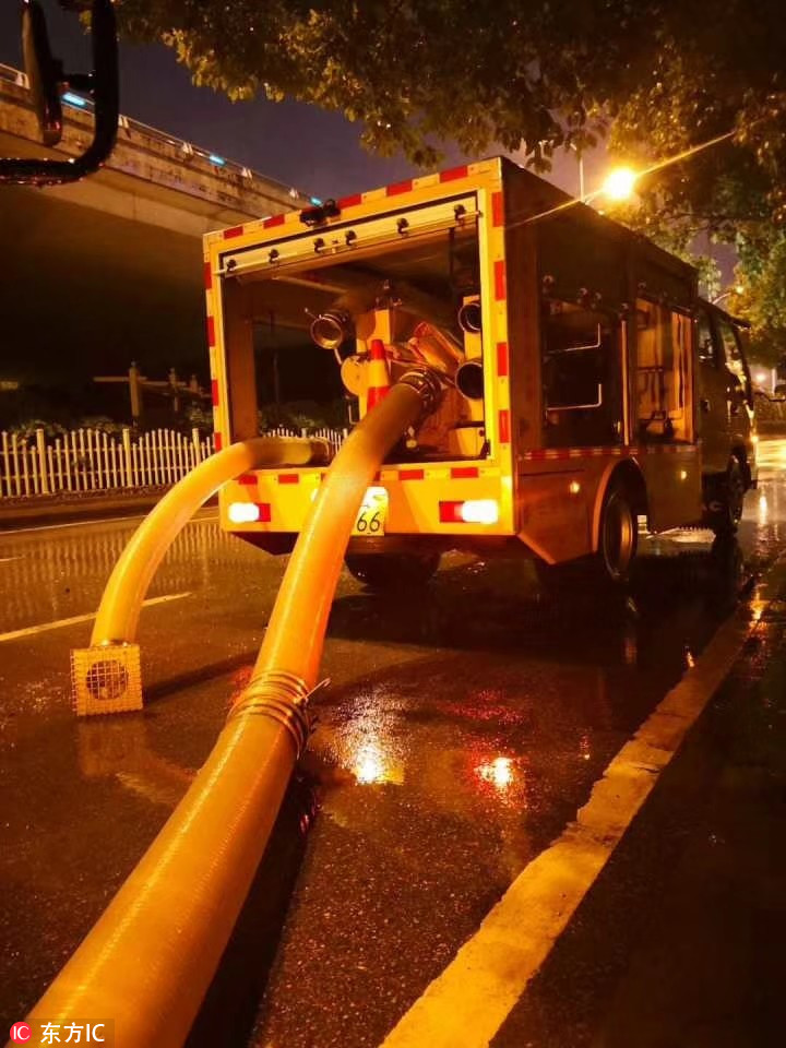 7月5日，南京市雨花區城管，協管，交警，環衛市政，一直堅守在道路上，疏通積水，緩解交通壓力。/東方IC