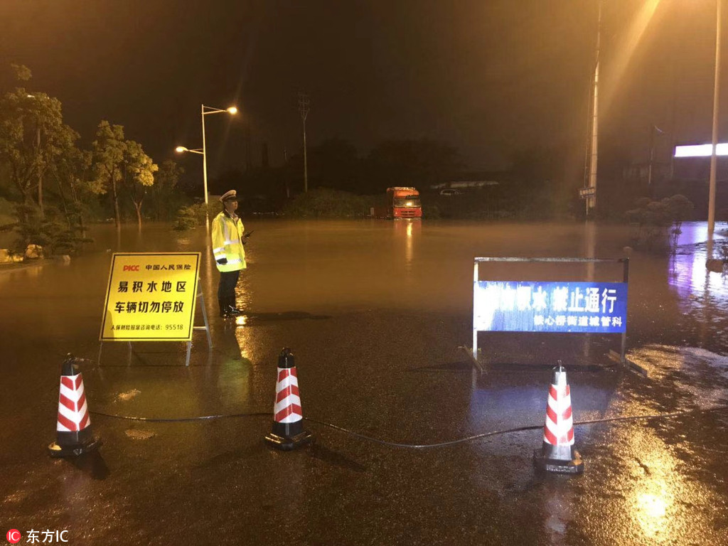 7月5日，南京市雨花區城管，協管，交警，環衛市政，一直堅守在道路上，疏通積水，緩解交通壓力。/東方IC