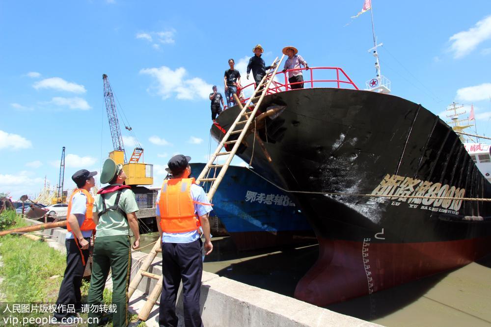 7月10日，浙江省台州市路橋區金清港，公安民警與邊防官兵聯合巡邏，撤離在船上作業的人員。