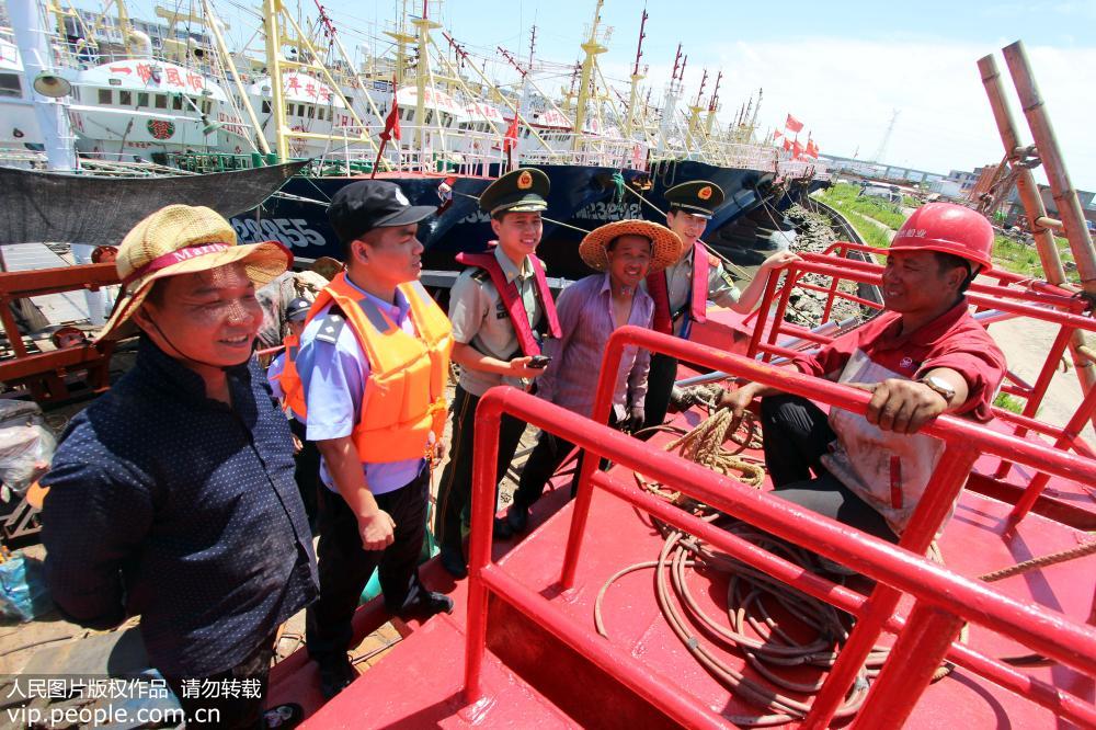 7月10日，浙江省台州市路橋區金清港，公安民警與邊防官兵聯合巡邏，撤離在船上作業的人員。