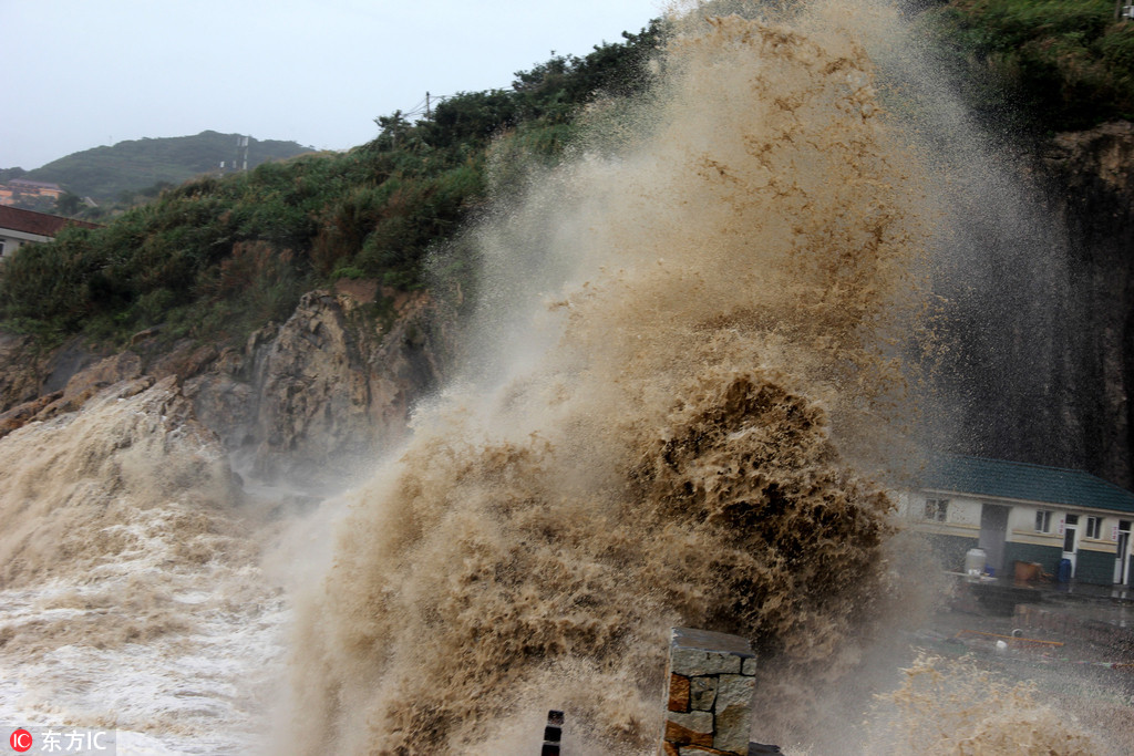 受台風“瑪莉亞”影響 浙江溫嶺海岸掀起十多米高巨浪【2】
