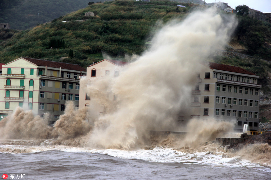 受台風“瑪莉亞”影響 浙江溫嶺海岸掀起十多米高巨浪