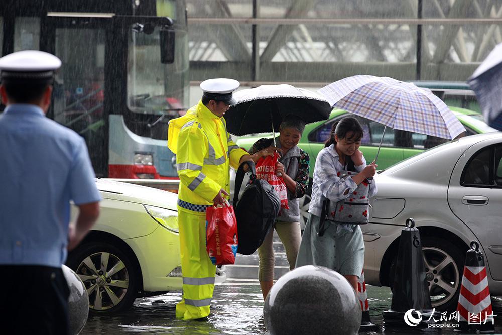 民警在成都東客站進站通道為老年旅客提供幫助。