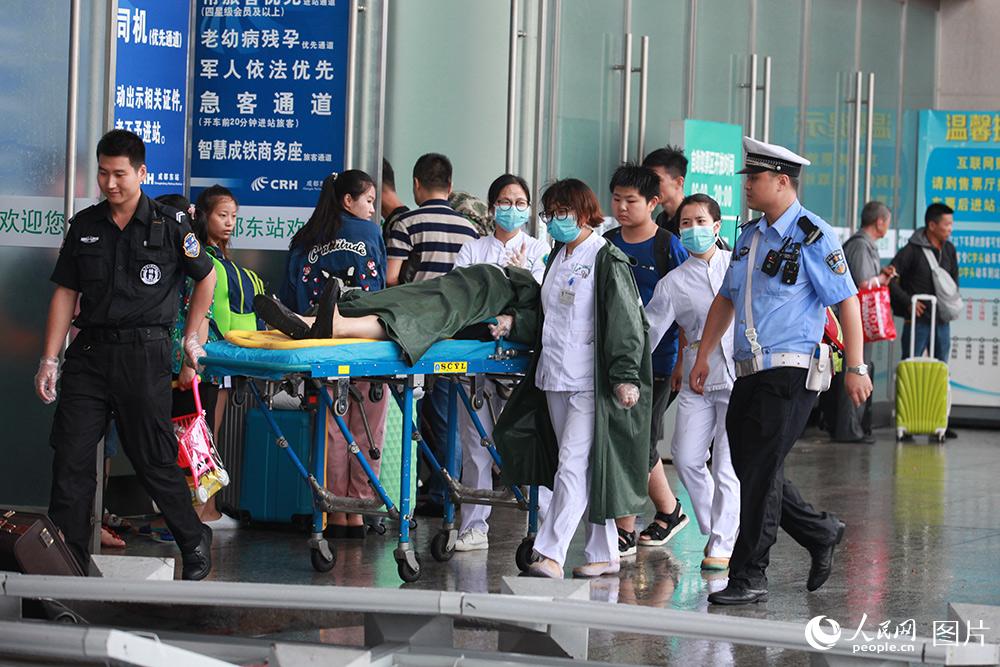 民警在成都東客站進站通道為參與急救的醫護人員提供引導幫助。