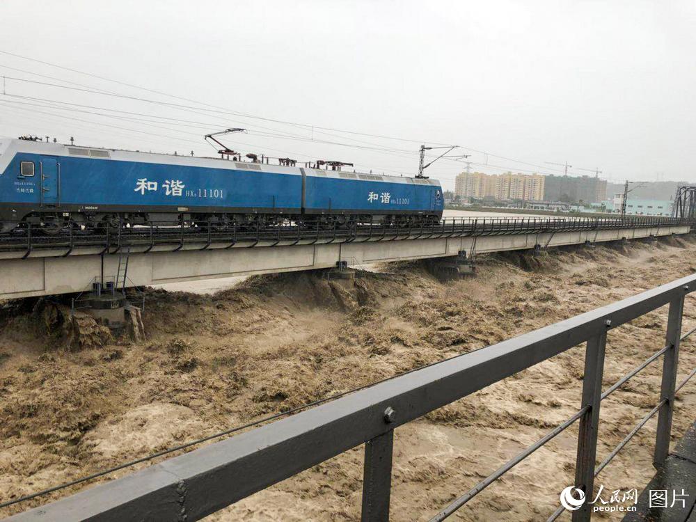 洪水冲击四川涪江大桥 两列数千吨火车“压梁”抗洪