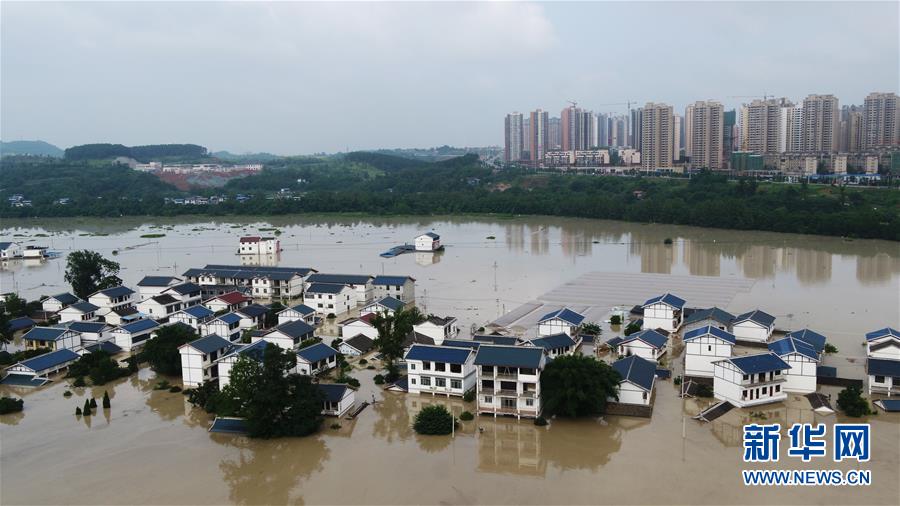 重慶市潼南區桂林街道雙壩村的部分房屋被淹（7月12日無人機拍攝）。