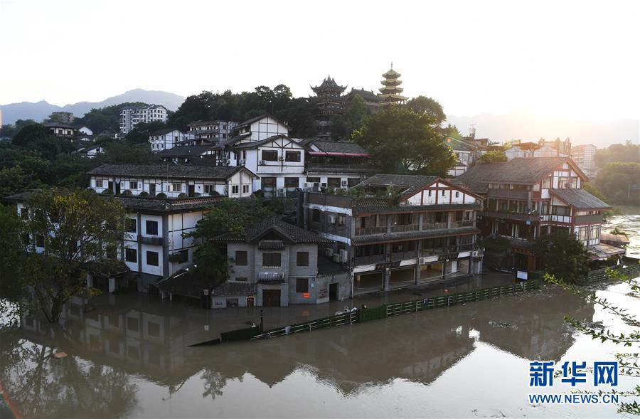 7月12日，位於嘉陵江邊的重慶磁器口古鎮部分房屋被淹。