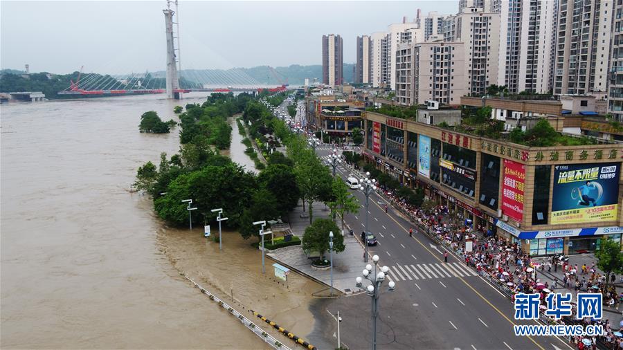 7月12日無人機拍攝的洪峰過境重慶市潼南區濱江路蓮花大橋段。
