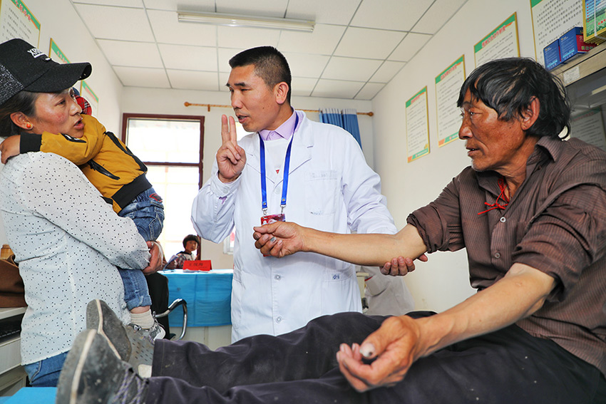 病人在哪里 哪里就是诊室――记北京医疗志愿者的边疆义诊服务(6) 第6页