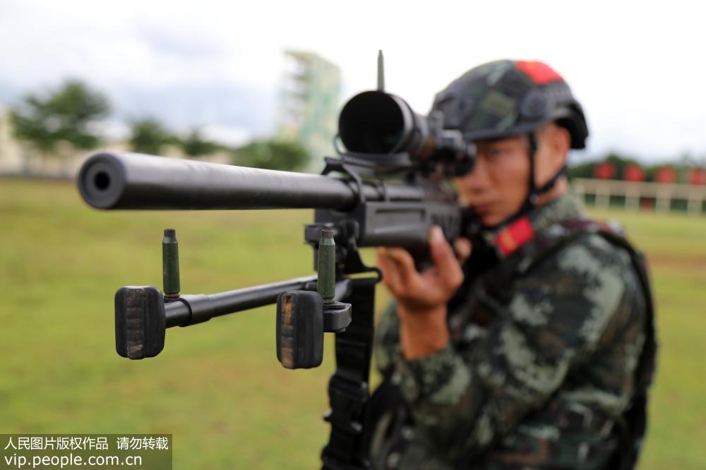 7月12日，狙击手正在进行立姿据枪瞄准训练。