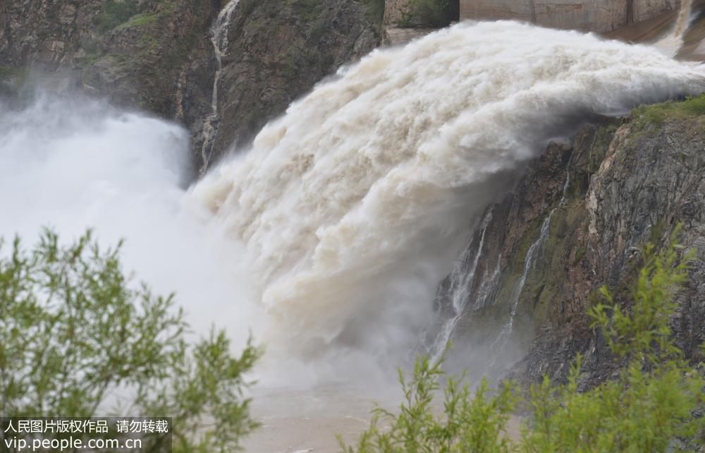 7月15日，拍摄的刘家峡水库溢洪道防洪泄水的景象。