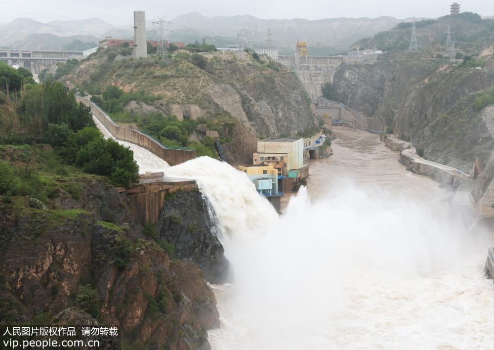 7月15日，拍摄的刘家峡水库溢洪道防洪泄水的景象。