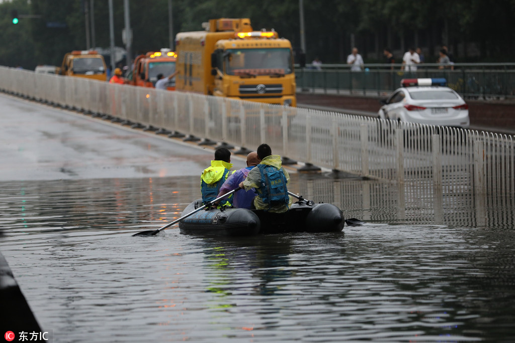 北京回龍觀城鐵橋多車被淹沒至車頂 救援人員劃皮艇游泳靠近【4】