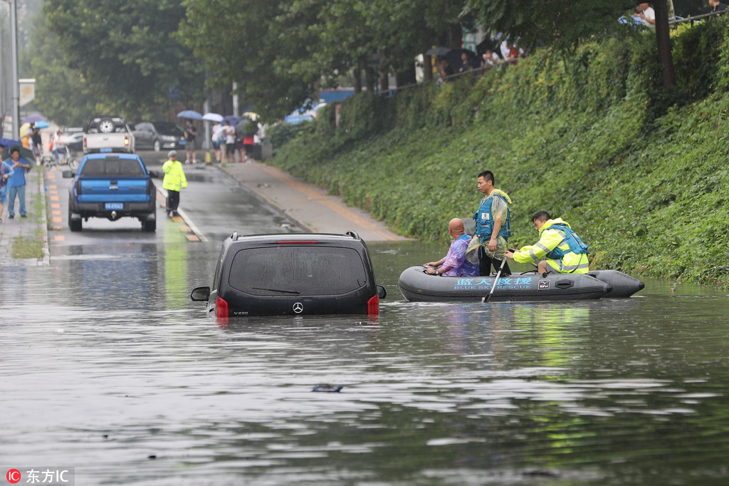 北京回龍觀城鐵橋多車被淹沒至車頂 救援人員劃皮艇游泳靠近【5】