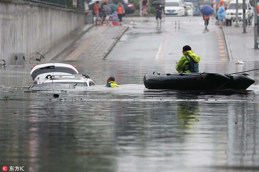 北京回龍觀城鐵橋多車被淹沒至車頂 救援人員劃皮艇游泳靠近【2】