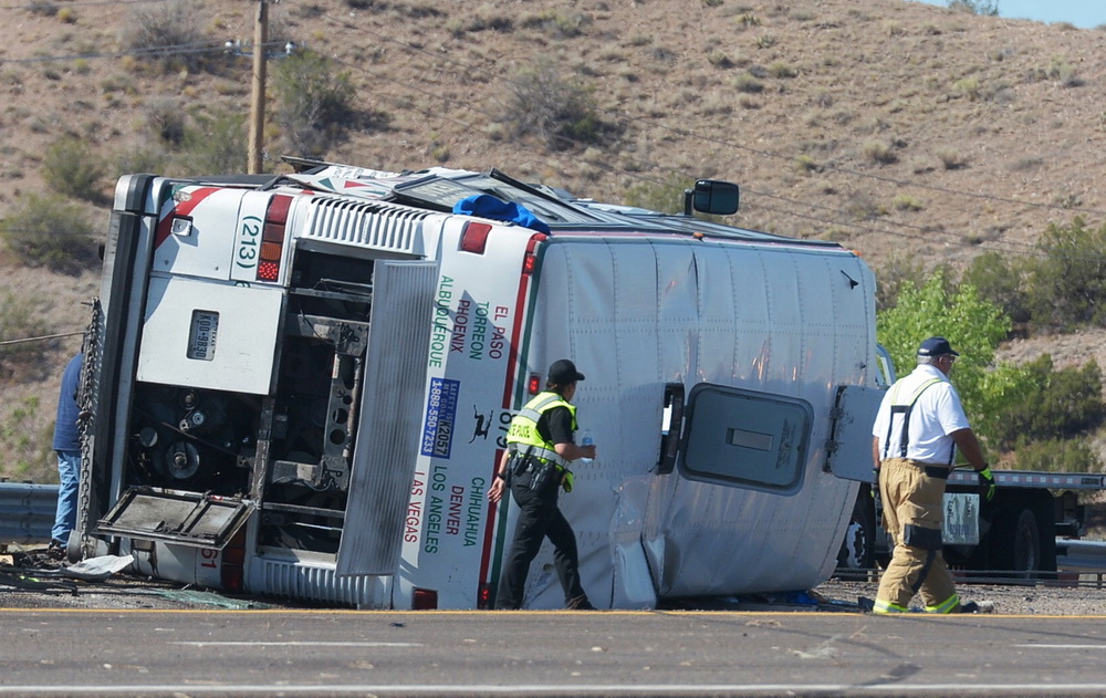 7月15日，在美国新墨西哥州25号州际高速公路上，救援人员在交通事故现场工作。