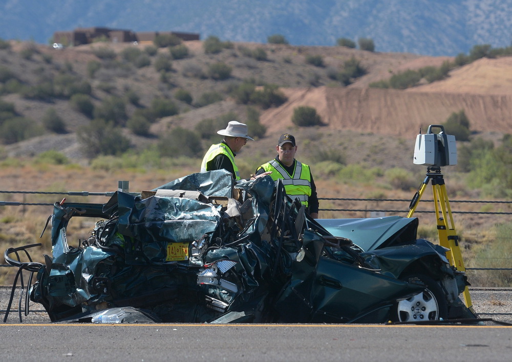 7月15日，在美國新墨西哥州25號州際高速公路上，救援人員在交通事故現場工作。