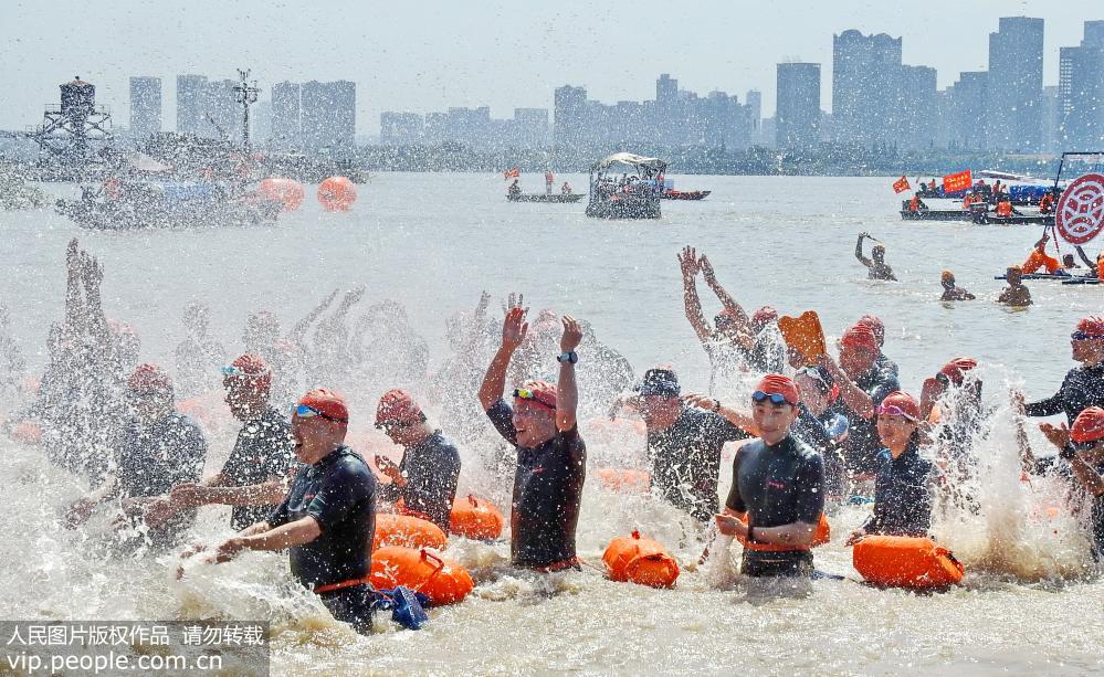 武汉渡江节 吸引4700名中外游泳爱好者横渡长江