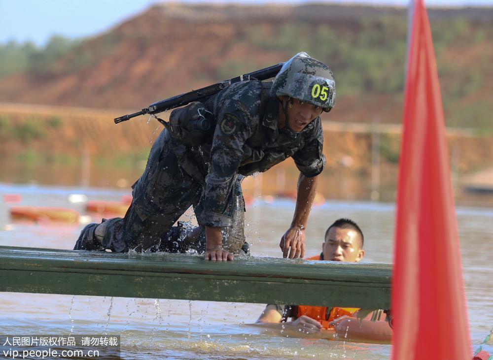 7月11日，尖子特战体能赛现场参赛队员在进行水中越障课目考核。