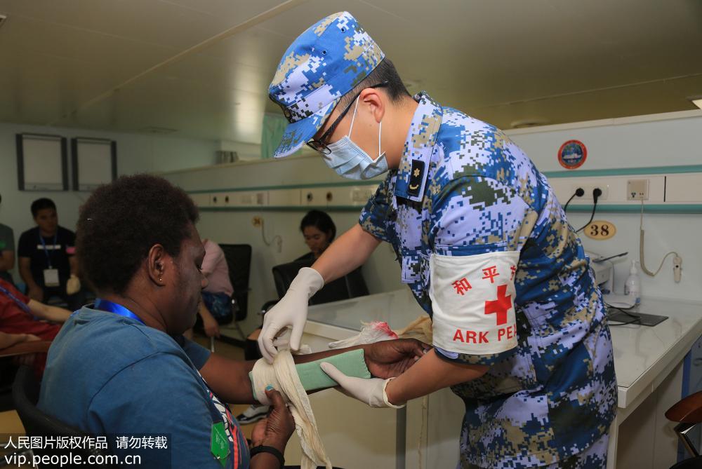 7月17日，在中国海军和平方舟医院船，和平方舟医生对骨折伤员进行固定包扎。