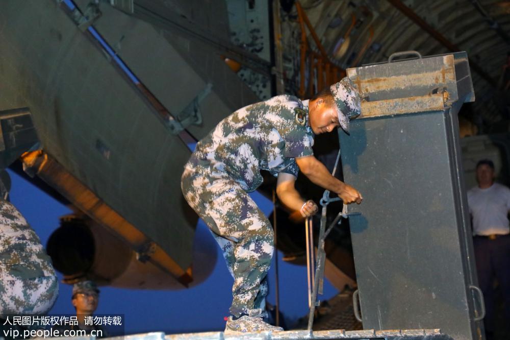 2018年7月19日，中方官兵對平板車進行進一步的加固。