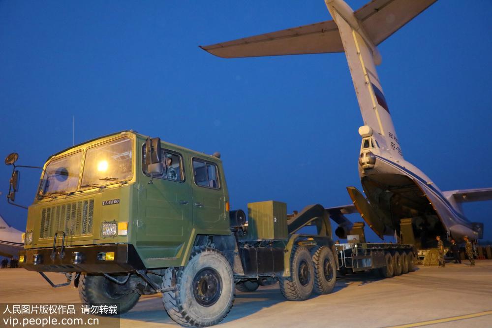 2018年7月19日，中方駕駛員把平板車開到運輸機后面准備進行裝載。