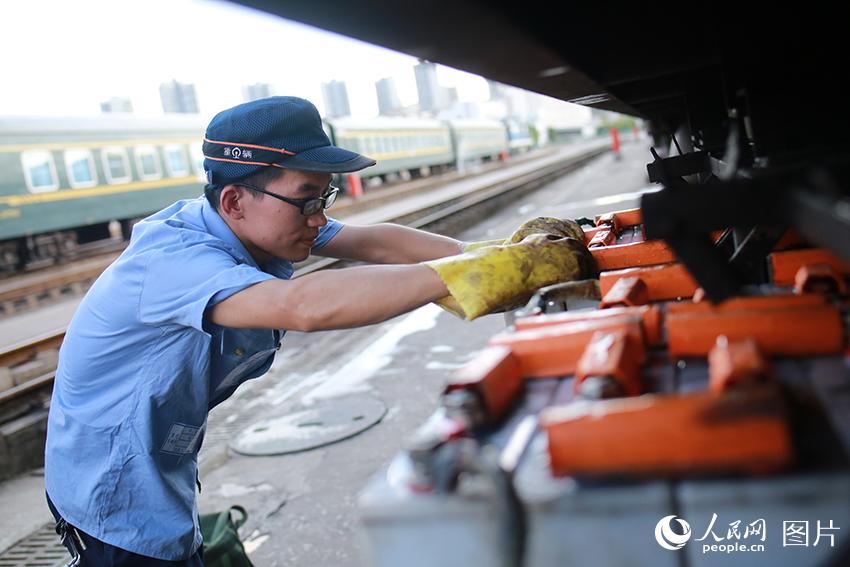 重慶發布高溫紅色預警 鐵路職工戰酷暑保暑運【8】